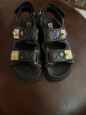 Steve Madden Black Quilted
Sandals with Gold Accents. Size 6